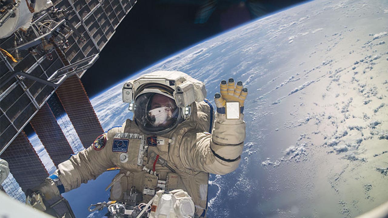 رائد فضاء روسي يصور مشهد “ذوبان القمر”.. أعرف التفاصيل