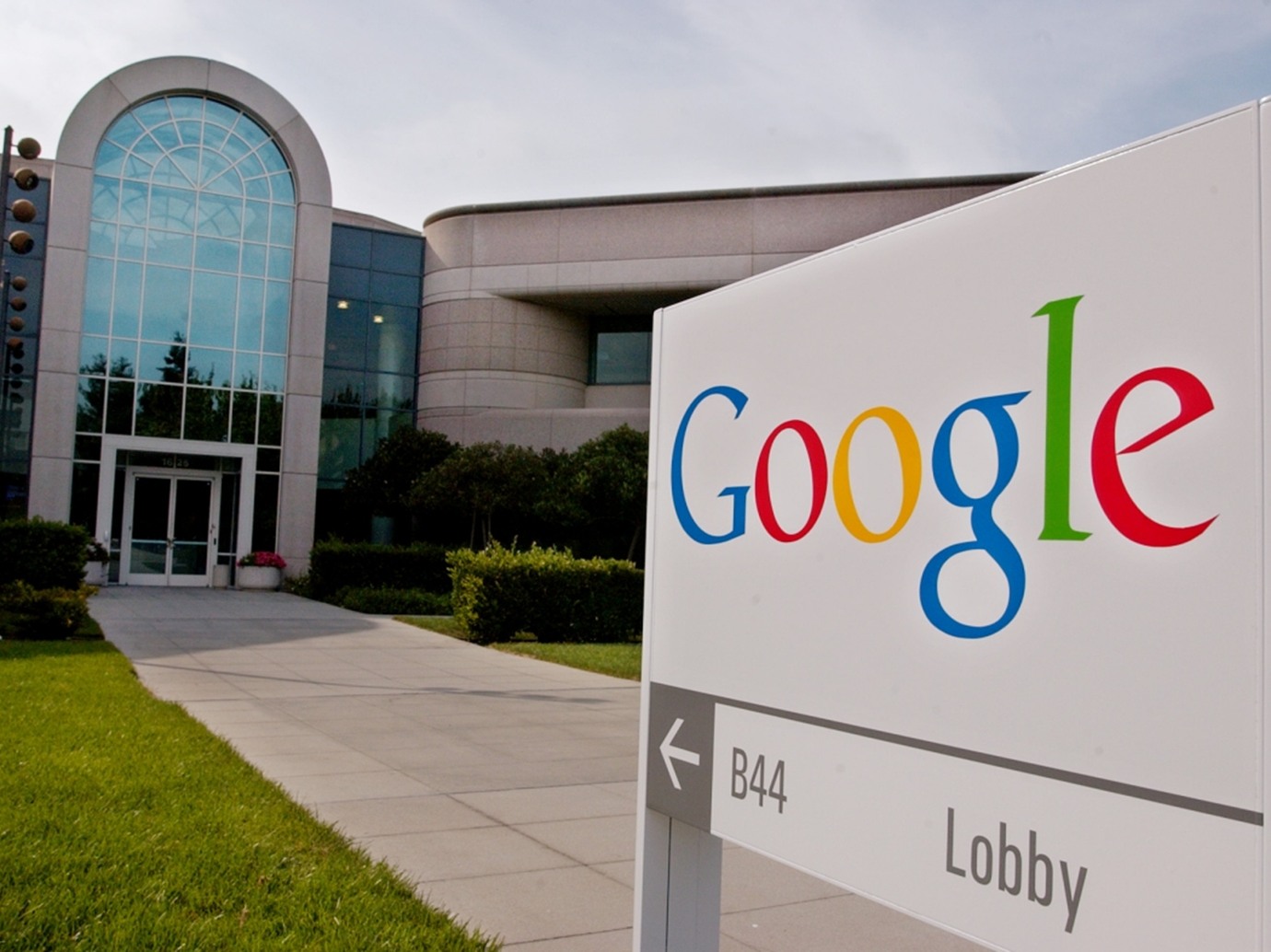 مزايا شركة جوجل الحديثة تنافس شركة آبل